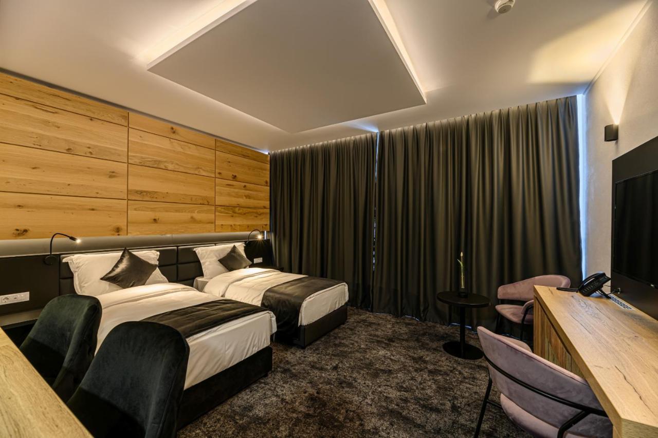 B The Hotel Sfântu-Gheorghe エクステリア 写真