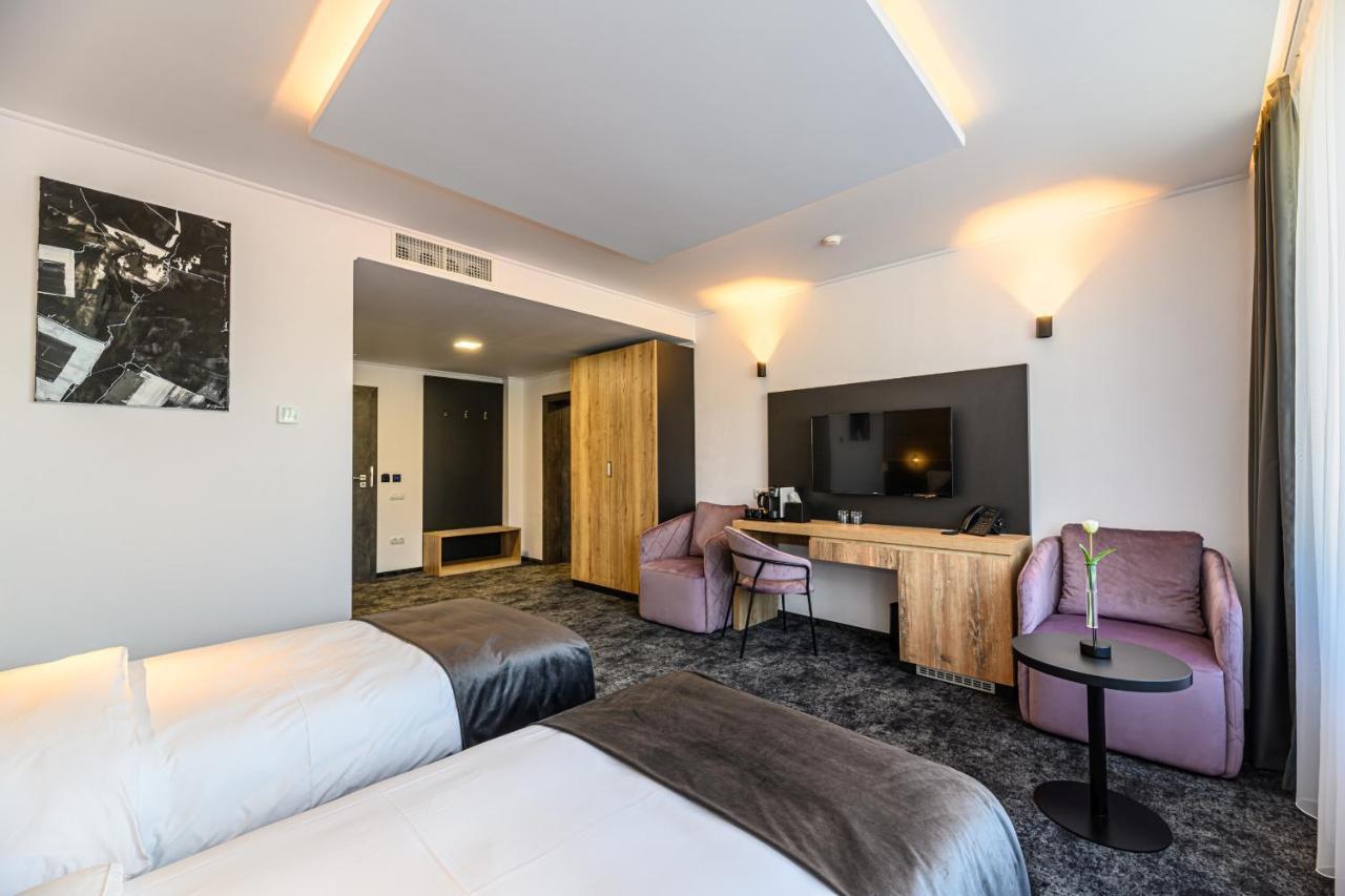B The Hotel Sfântu-Gheorghe エクステリア 写真