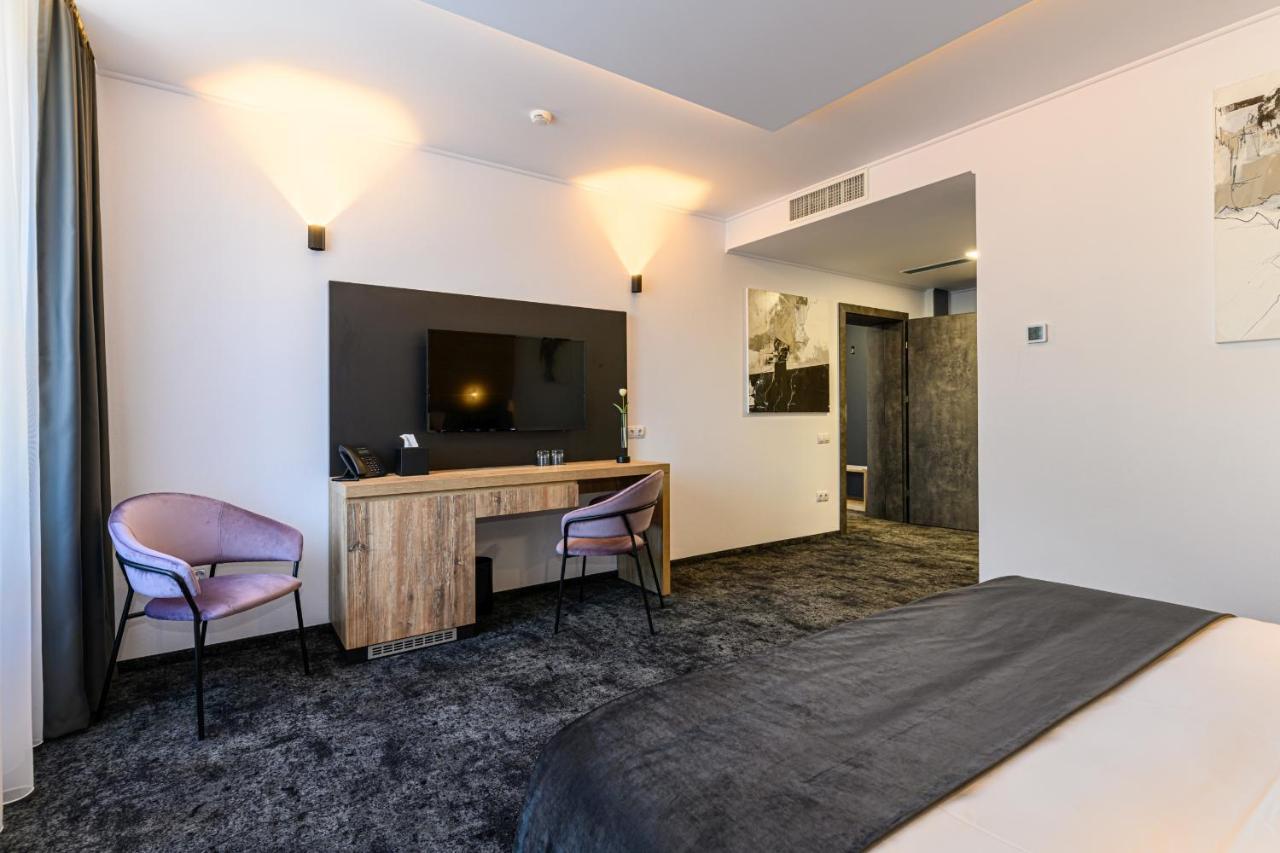 B The Hotel Sfântu-Gheorghe エクステリア 写真